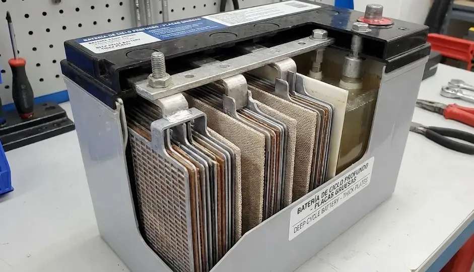 Estructura interna de una batería de ciclo profundo con placas gruesas