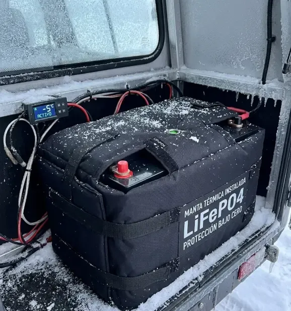 Manta térmica instalada en una batería LiFePO4 para protegerla del frío bajo cero