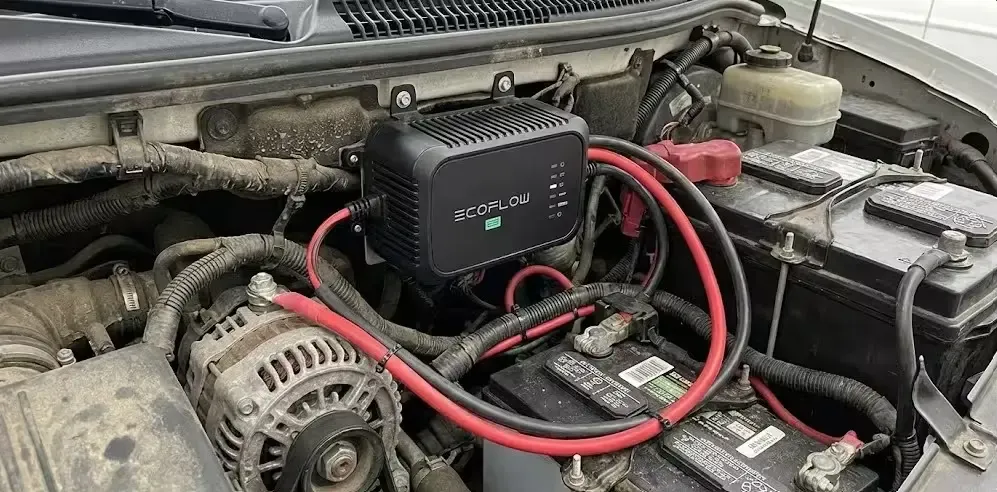 Cargador de Alternador EcoFlow instalado en el motor de una furgoneta