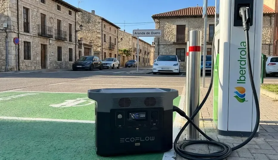 EcoFlow Delta Pro cargando en estación de vehículos eléctricos