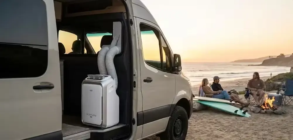 Nuevo EcoFlow Wave 3 climatizando una furgoneta camper en la playa con tubos en la ventana