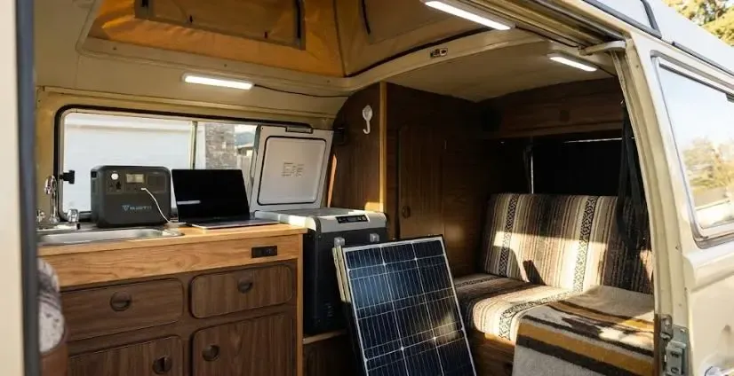 Interior de furgoneta camper con una estación de energía portátil en lugar de instalación fija