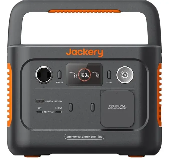 Jackery Explorer 300 Plus junto a una mochila de senderismo en la montaña