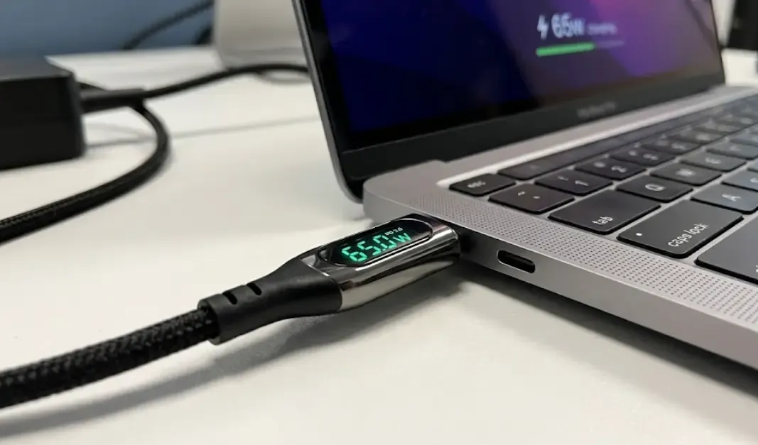Cable USB-C con medidor de potencia mostrando en pantalla el consumo real del portátil en vatios