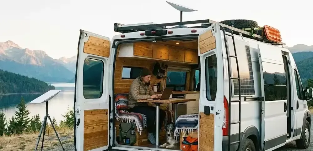 Trabajando en remoto desde furgoneta camper con vistas
