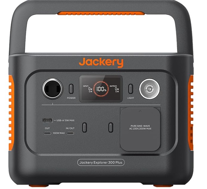 Jackery Explorer 300 Plus junto a una mochila de senderismo en la montaña