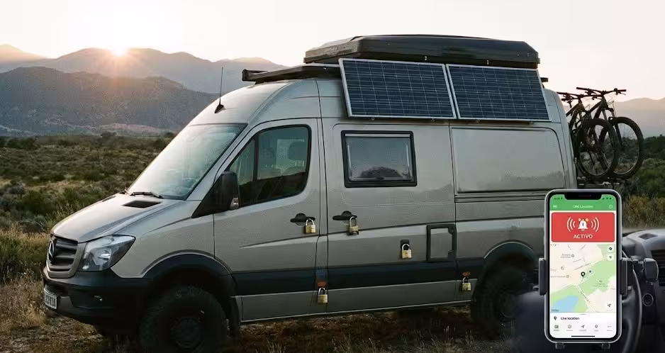 Furgoneta camper equipada con candados de seguridad en las puertas y sistema de rastreo GPS activo visible en un teléfono móvil.