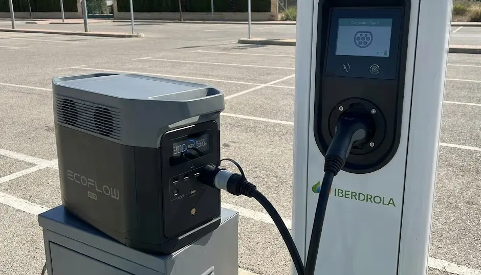 Carga de estación de energía en cargador EV Estación de energía portátil conectada a un punto de recarga de coche eléctrico público mediante adaptador