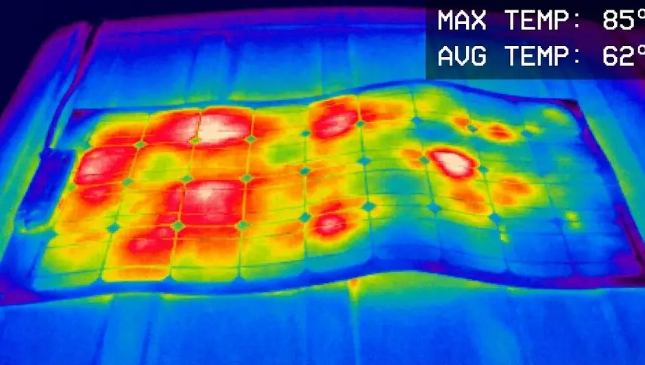 Imagen térmica mostrando puntos calientes en un panel solar flexible pegado sin ventilación